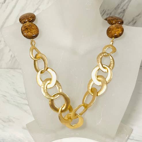 Chunky mat guld kædehalskæde med brune keramiske perler for engroshandel hos Anita K By Blushing Pink