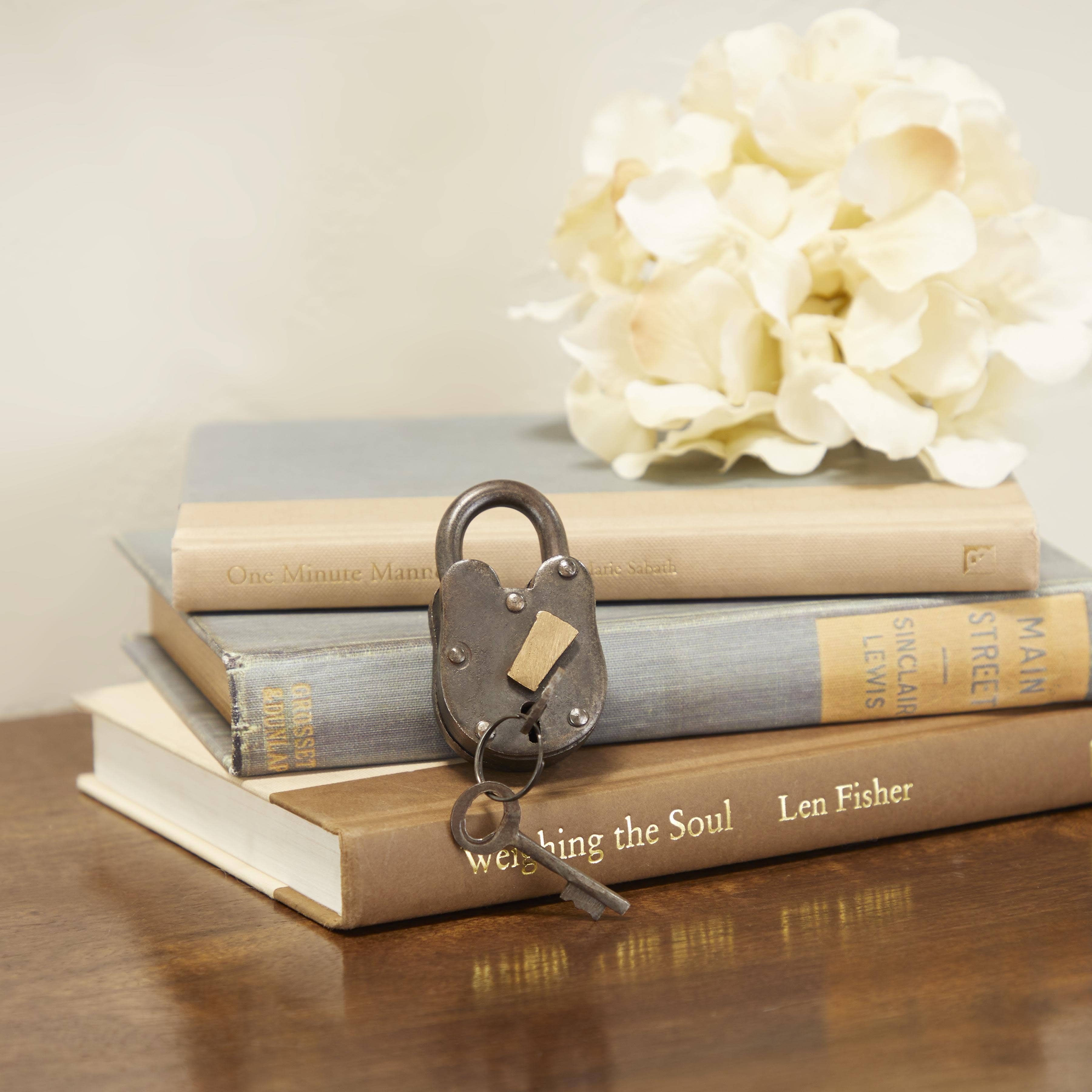 Import Corner – wholesale Decorative tabletop object – A-01103: METAL BRASS LOCK & KEYS 2"W, 3"H9