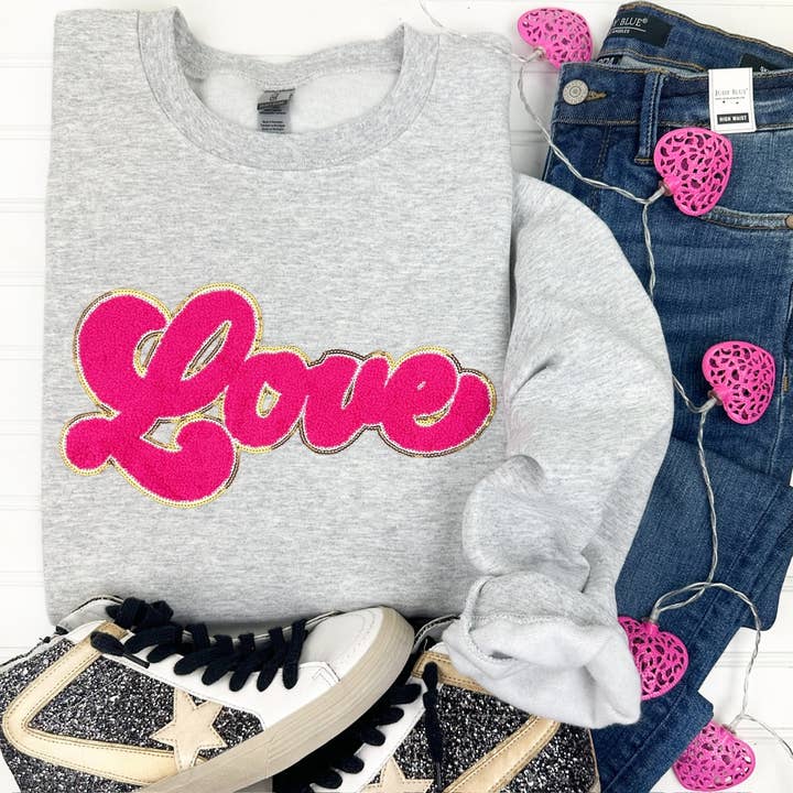 Sweatshirt rose foncé en chenille avec patch Gildan pour la vente par Nikkilynn Wholesale