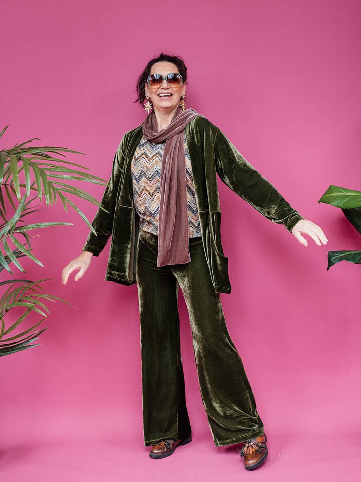 Velvetbyxor med raka ben i mörk oliv för wholesale av Megan Crook Textiles