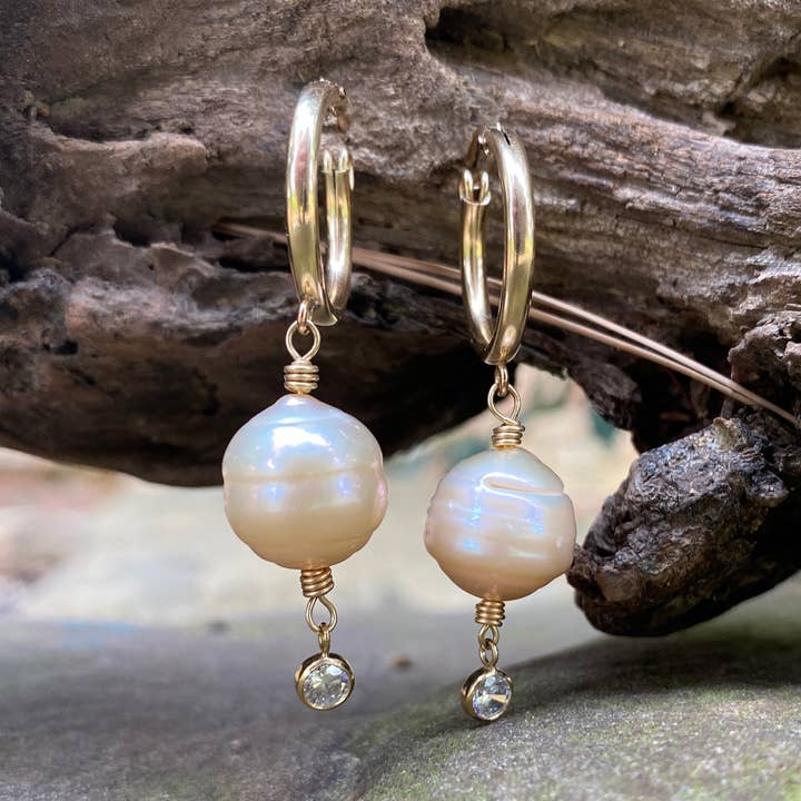 Créoles pendantes en perles GF 14 carats et zircone cubique pour la vente par Beshea Beshea