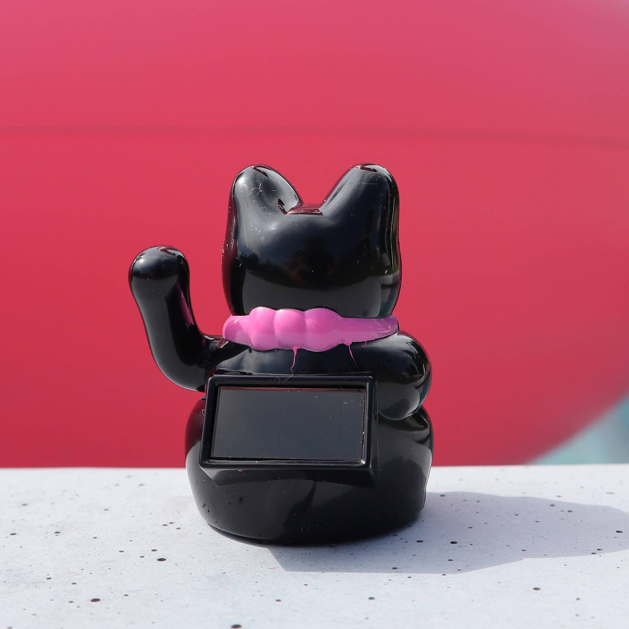 Tribal Trade GmbH - Wholesale Decorative Figurine - Lucky cat mini Maneki-neko black wave cat solar 5cm10