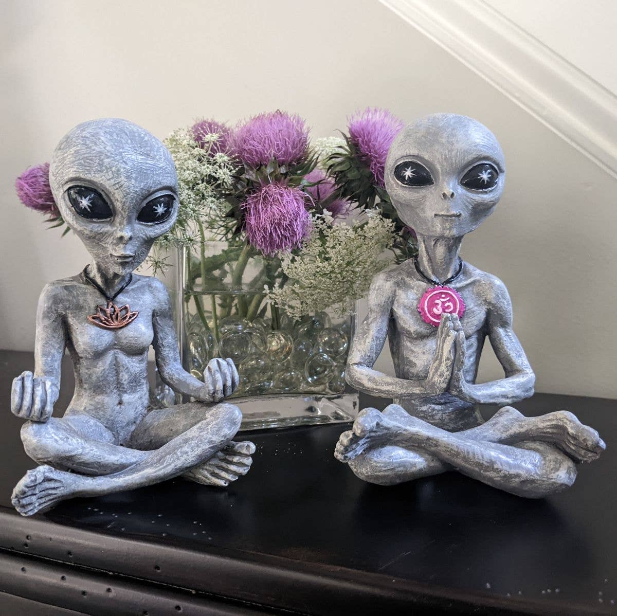 John Bernard & Company - Vendita all'ingrosso Statuette decorative - Set di statuette di coppia in meditazione «Zen and Yoga» di Alien Invasion1