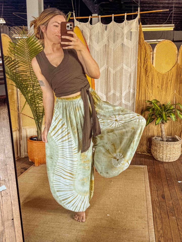 Pantalon ample tie-dye style hippie avec coupe fluide pour yoga pour la vente par Gardenbelle Shop