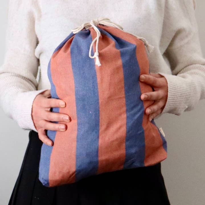 Sac cadeaux en tissu réutilisable - Rayé - Bleu et corail pour la vente par Next Chance