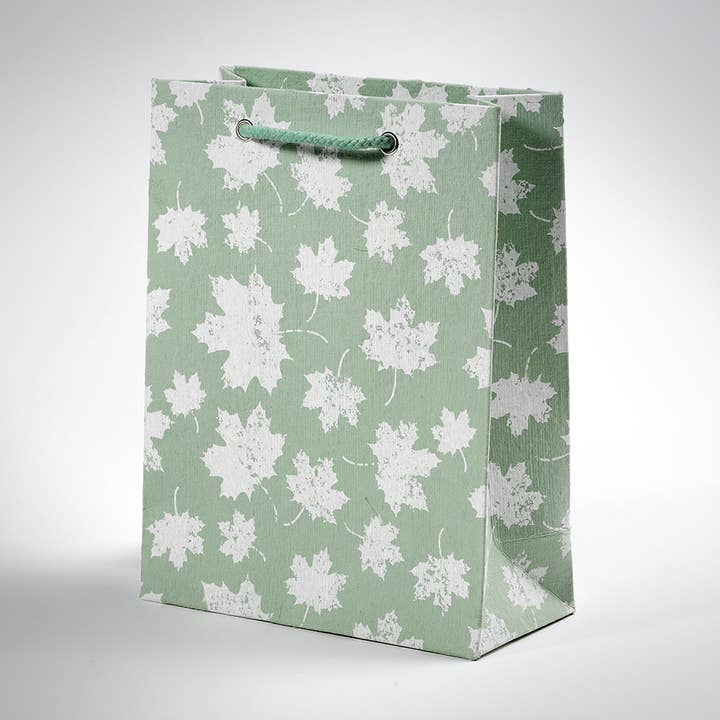 Diseño de Hoja de Arce Verde | Bolsa de Regalo de Papel de Algodón Hecho a Mano para venta al por mayor de PaperSpree