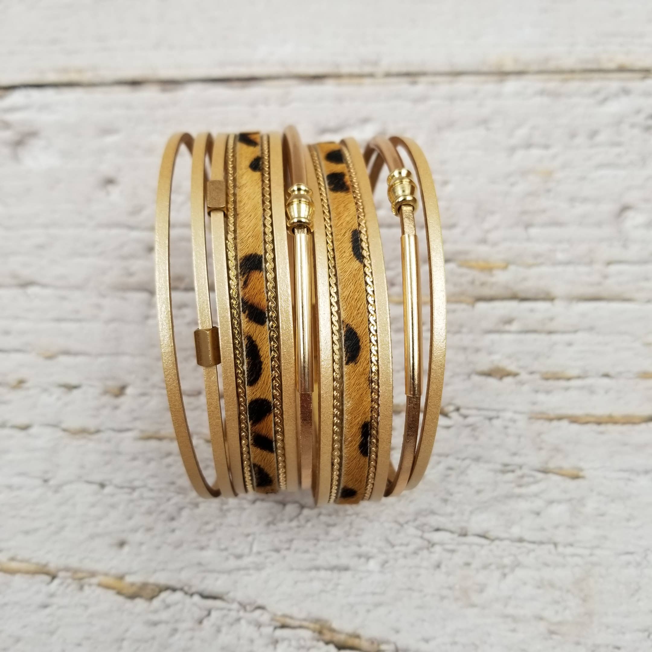 Treasure Wholesale - Vente Bracelet jonc - Bracelet multicouche en cuir à aimant léopard0