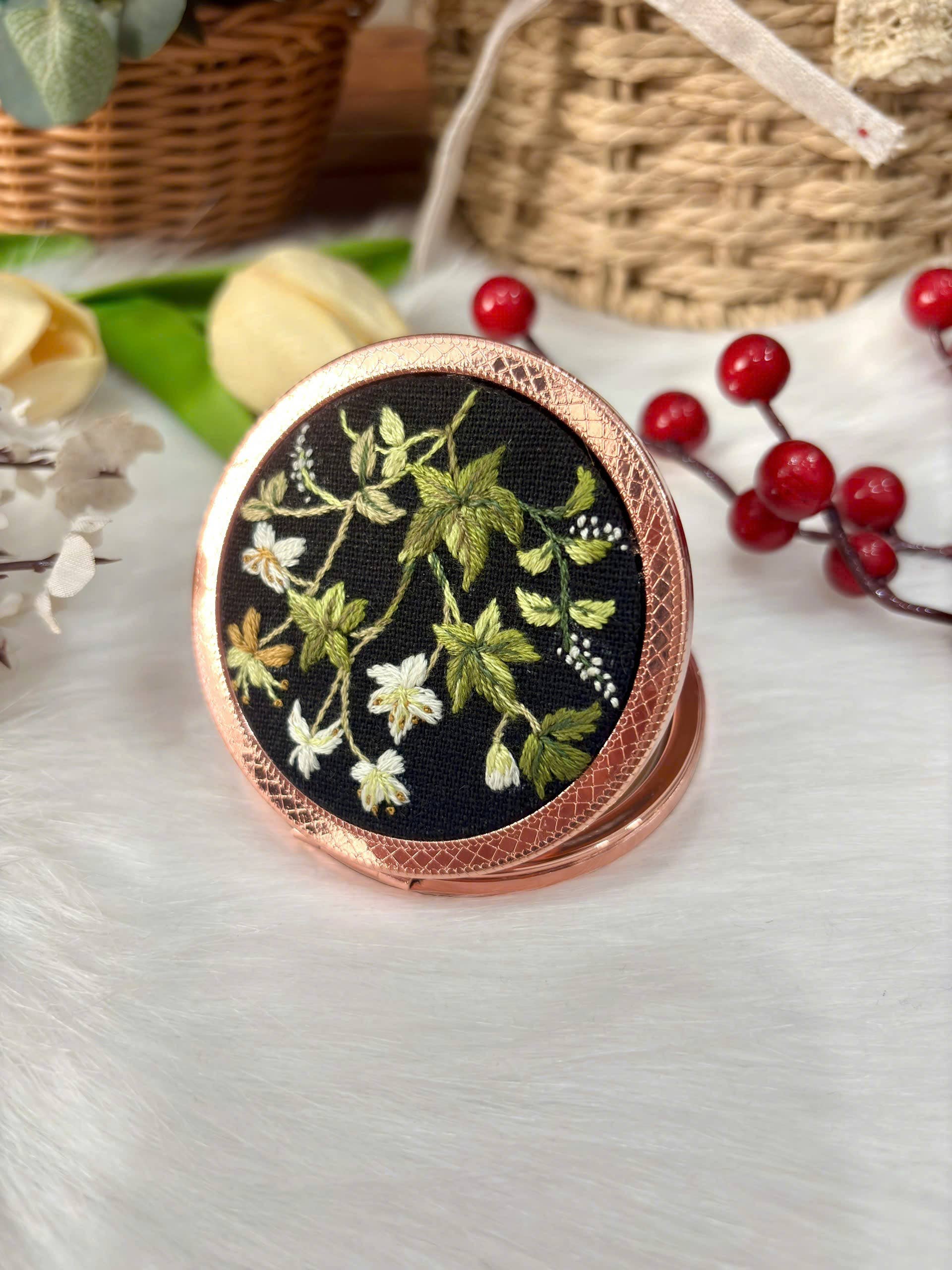 Maple Dream Store – Engroshandel Kompaktspejl – Premium Vintage Blomstret Håndbroderet Lommespejl0