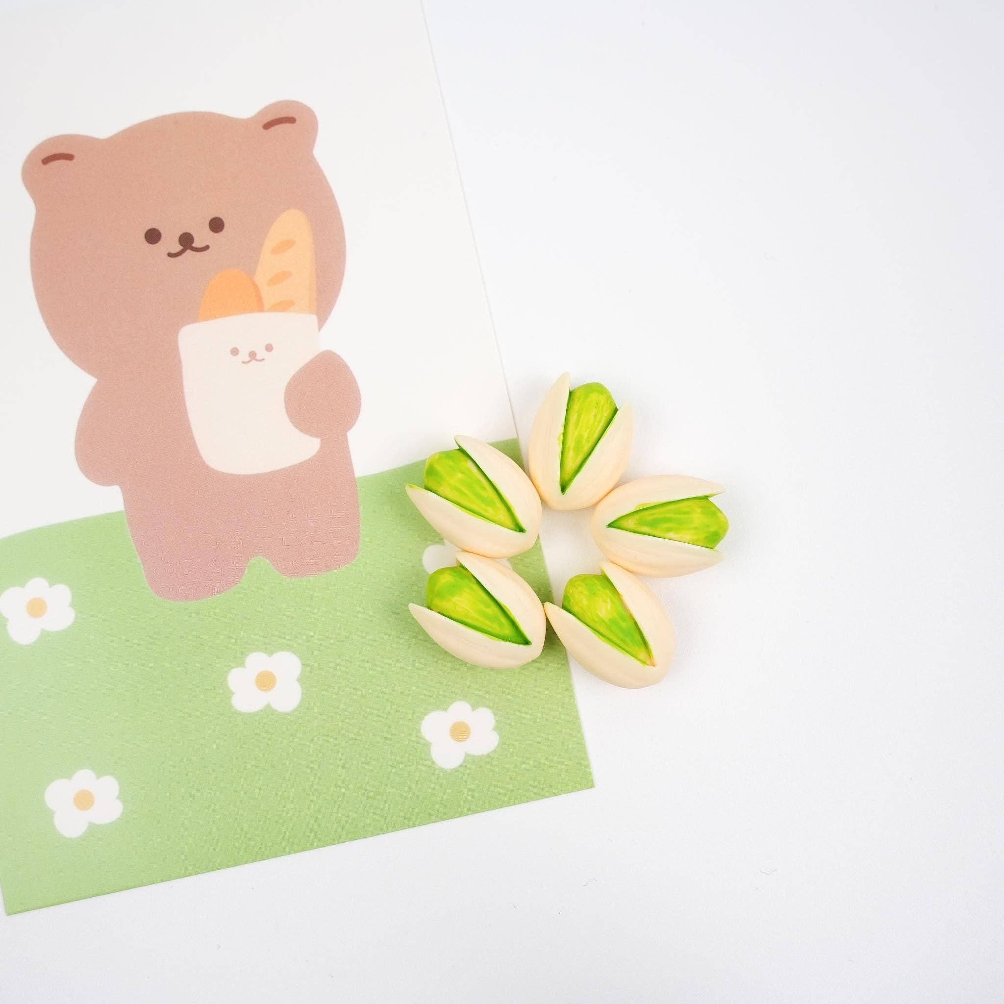 Mini Story Co - Vente Épinglettes/boutons - Épinglette en forme de pistache | Broche en forme de noix faite à la main | Épinglette fantaisiste en forme de pistache | Joli accessoire gourmand | Épinglette pour amoureux des noix6