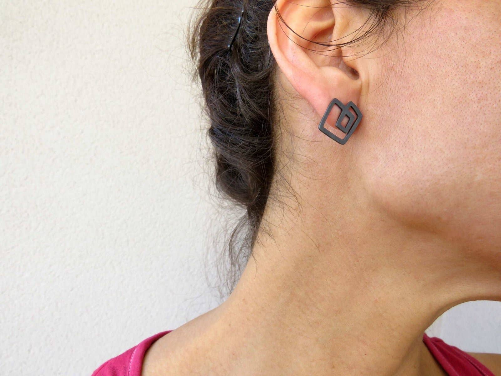 Kimya Joyas – Brincos de pino por atacado – Brincos de Prata Oxidada com Design Abstrato1