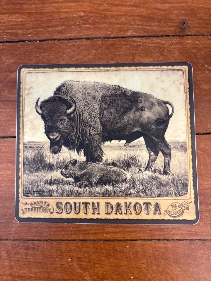 Buffalo & Veau : Dakota du Sud (Autocollant) - Carte de cabinet vintage pour la vente par Black Hills Curio Co.-Bob Coronato Licensed Home Décor