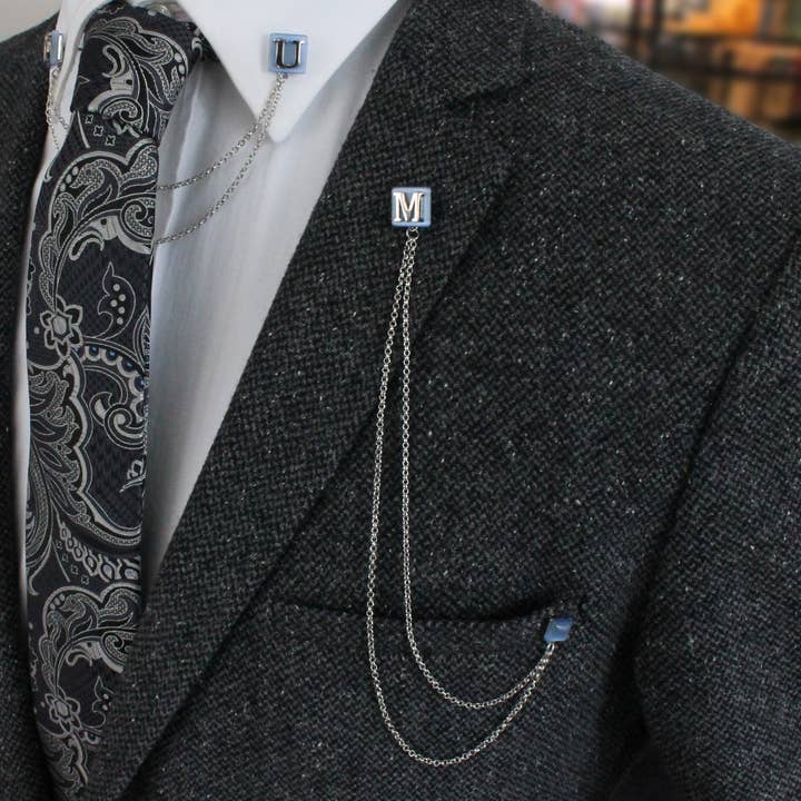 Spilla con lettera personalizzata, spilla a catena personalizzata per la vendita all'ingrosso da parte di COOLMENCLUB