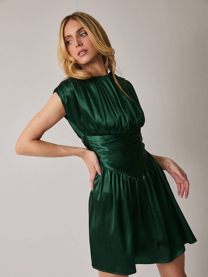 ROBE COURTE ÉVASÉE SANS MANCHES EN SATIN FRONCÉ À COL ROND pour la vente par Sunday Edition