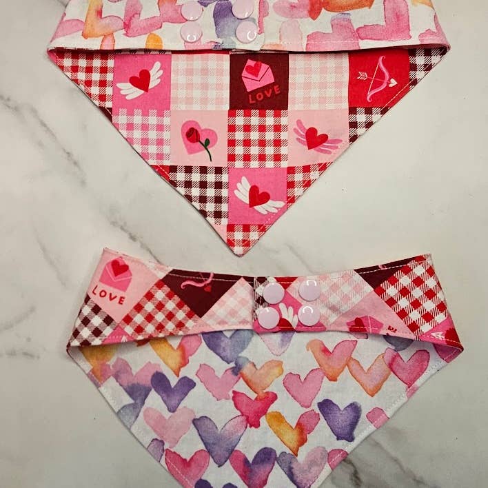 DJS & K Handcrafted – Großhandel Haustier-Bandana – Hund – Amor auf rosa Karo mit Herzen1