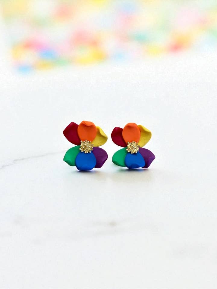 Clous d'oreilles floraux multicolores pour la vente par Clay Dazing