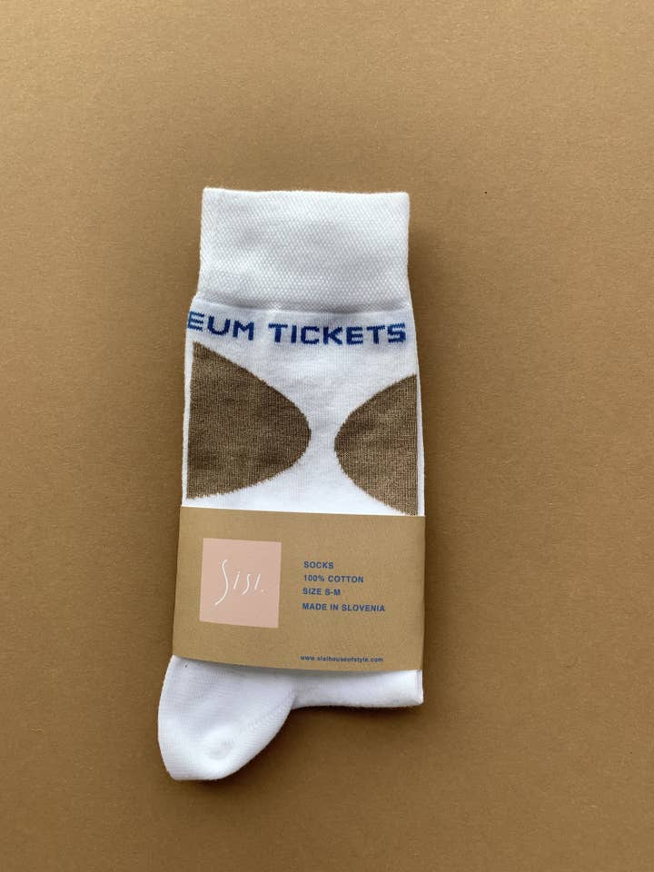 Sisi weiße Socken mit Grafik und Text „Museum Tickets Here“ für den Großhandel von Sisi, house of style BV