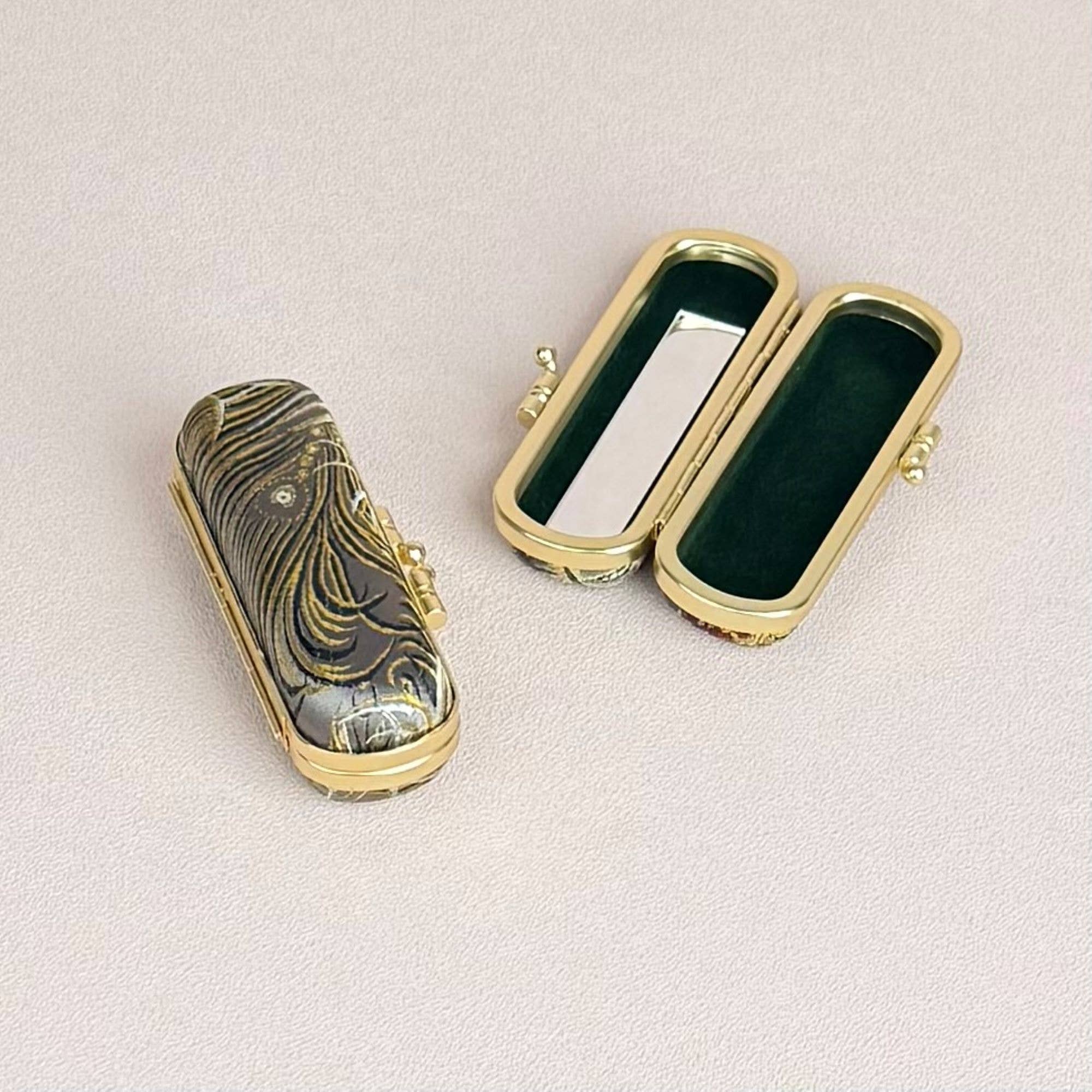 Cathayana – Großhandel Lippenbalsam-Case/Anhänger – Pfauenbrokat-Lippenstifthülle mit Spiegel5