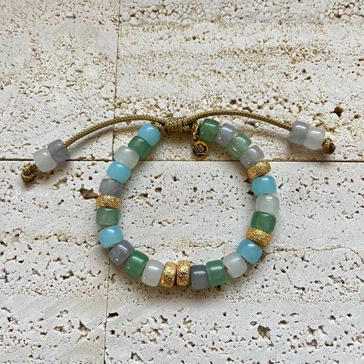 The Coconut Grove • Bracelet en perles avec entretoises en or avec entretoises en forme de poussière d'étoile pour la vente par LB Beadz