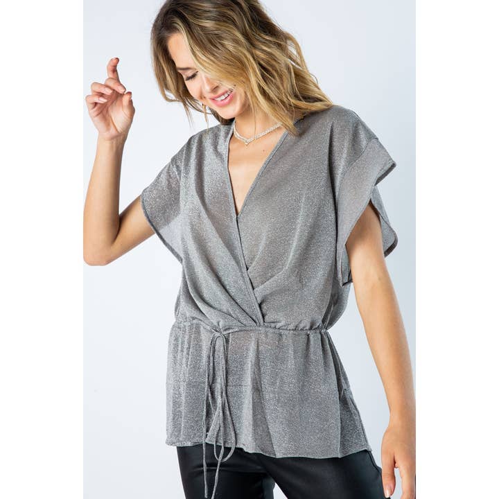 OMSLAGSTOP MED KORTE ÆRMER OG TALJESNORER for engroshandel hos VOCAL