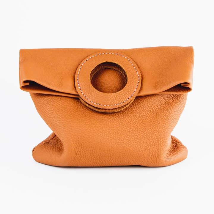 Daphne Foldover Clutch - Pebbled Caramel für den Großhandel von Honeymouth