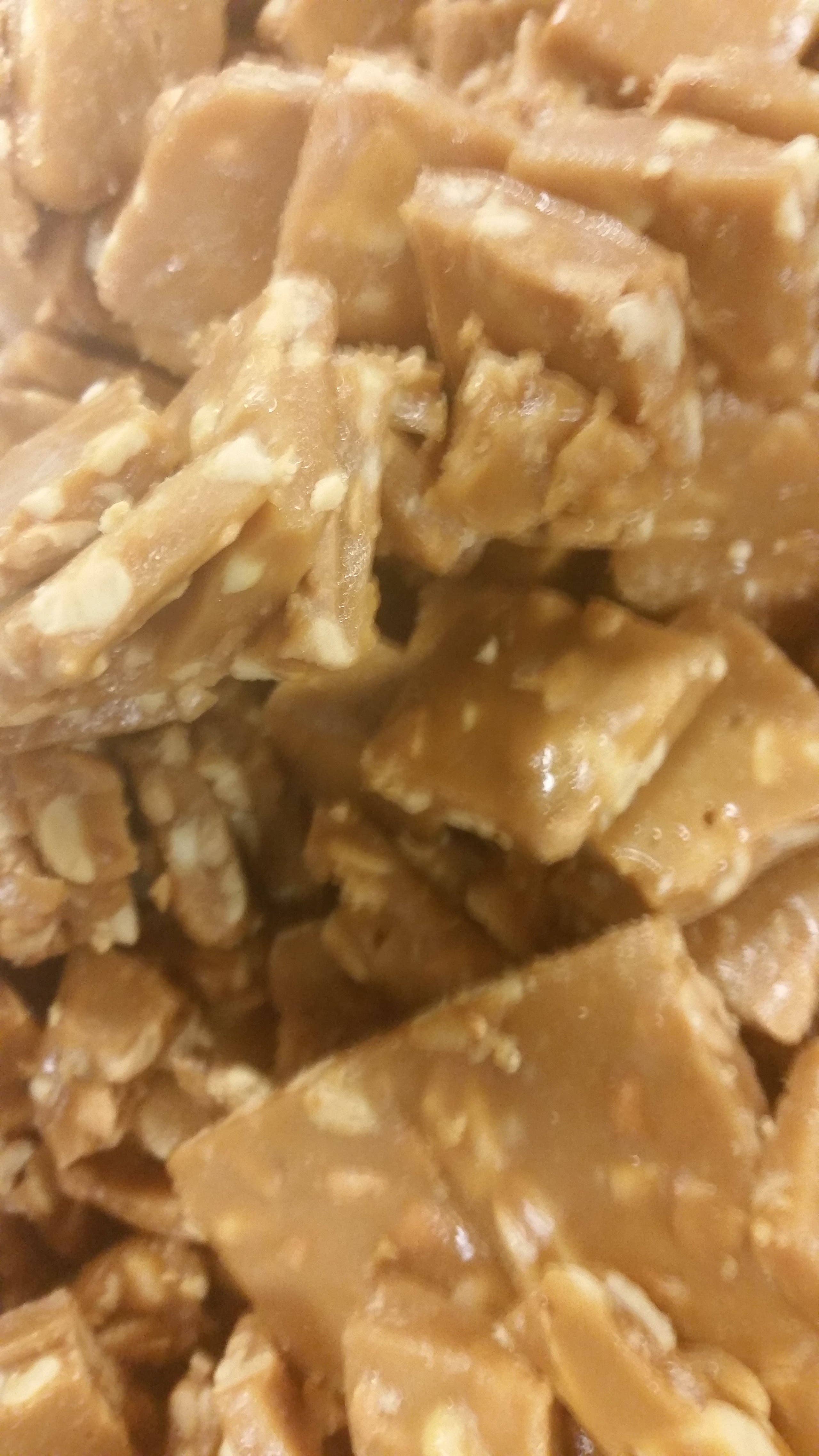 Thomasina's Cashew Brittle - Wholesale Brittle - Thomasina's Cashew Brittle - 1lb Gift Box w/ Bow1