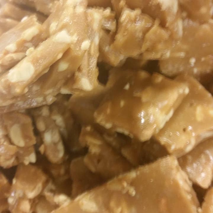 Thomasina's Cashew Brittle - Wholesale Brittle - Thomasina's Cashew Brittle - 1lb Gift Box w/ Bow1