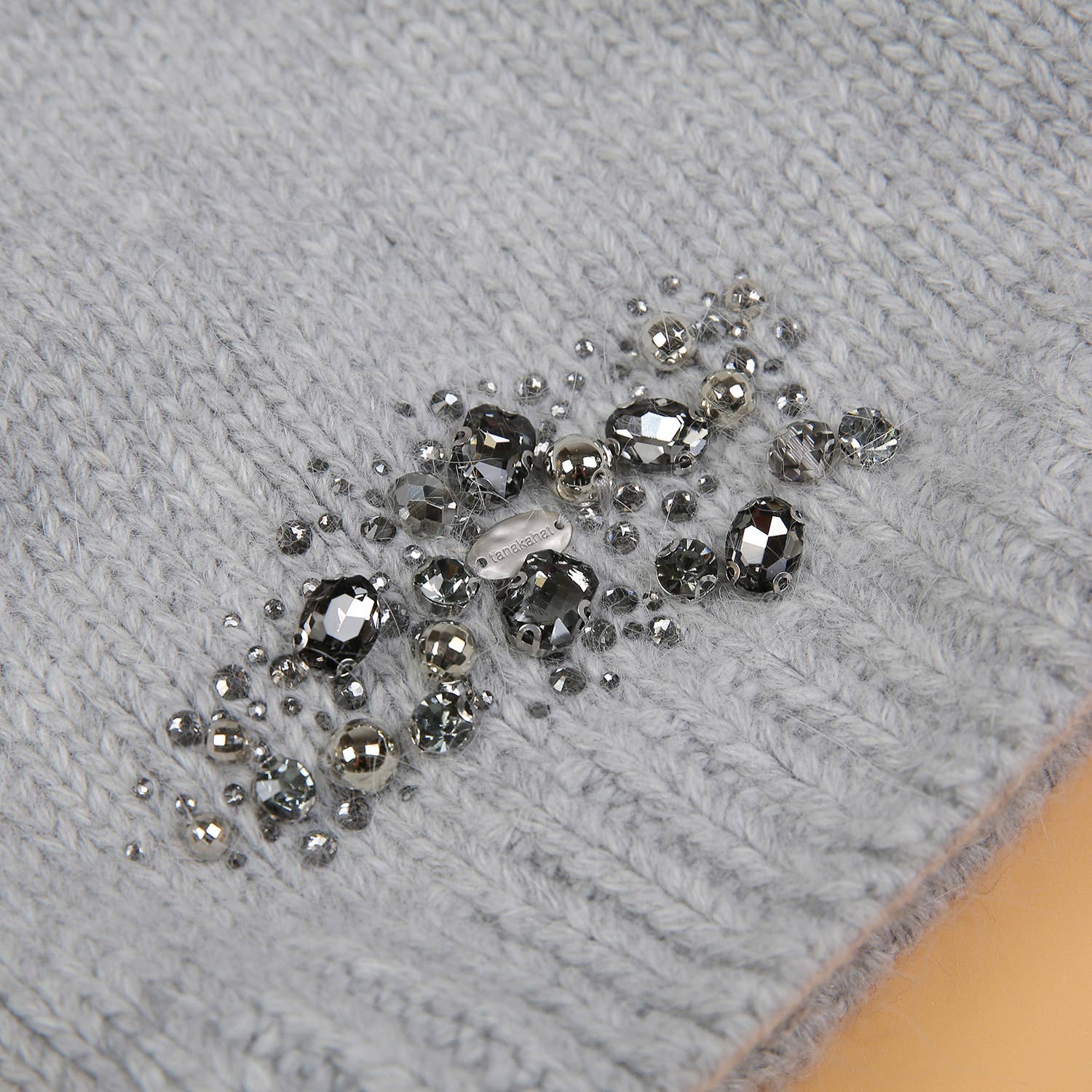 PEACH ACCESSORIES - Vendita all'ingrosso Berretto - Donna - Cappello con Pompon Fiori di Cristallo SD1161