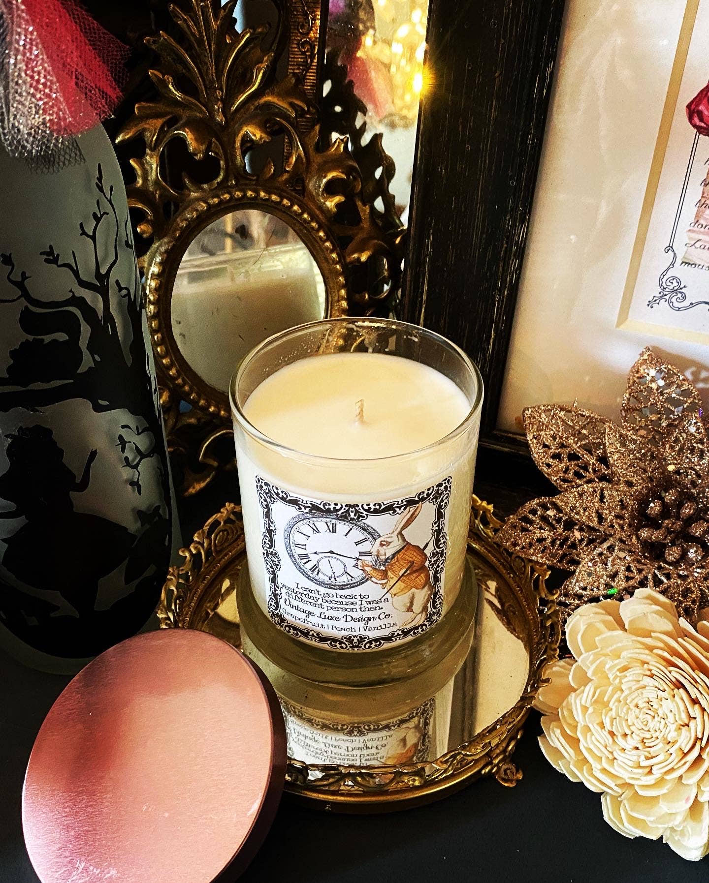 Vintage Luxe Design Co. - Vente Bougie en bocal - Bougie en cire de soja Alice au pays des merveilles 10 oz - Lapin blanc fantaisiste6