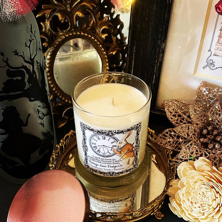 Vintage Luxe Design Co. - Vente Bougie en bocal - Bougie en cire de soja Alice au pays des merveilles 10 oz - Lapin blanc fantaisiste6
