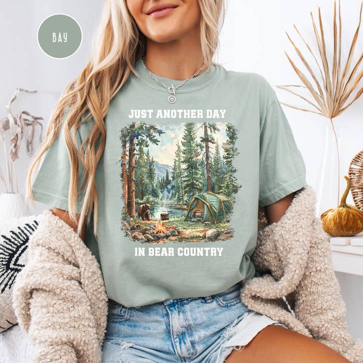 Solo un altro giorno nel campeggio di Bear Country Maglietta Comfort Colors® per la vendita all'ingrosso da parte di CindyL Boutique
