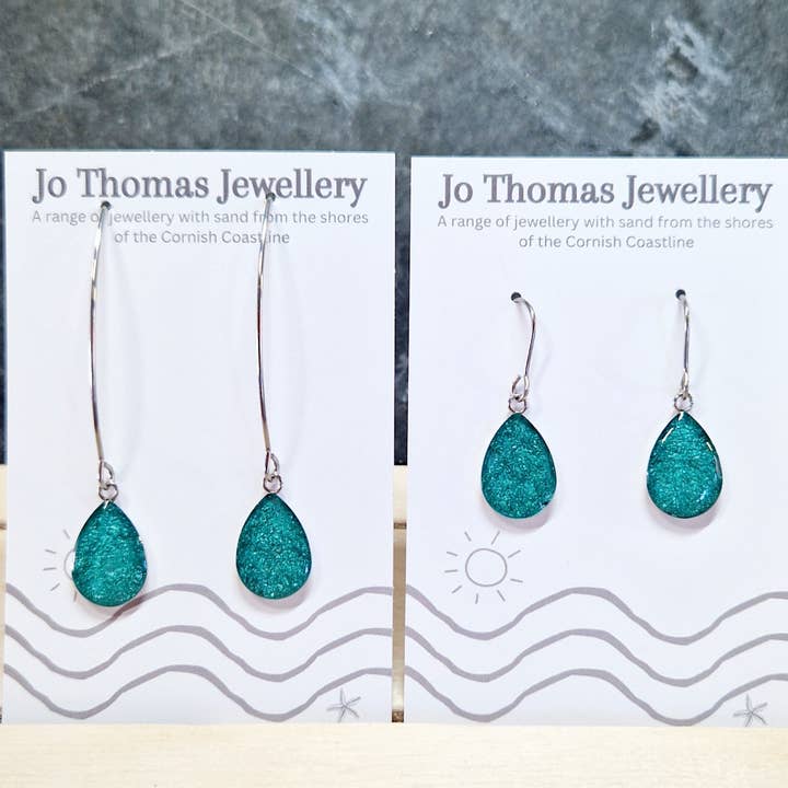 Orecchini pendenti Cornish sand Sea Verde metallizzato £8-£10 per la vendita all'ingrosso da parte di Jo Thomas Jewellery