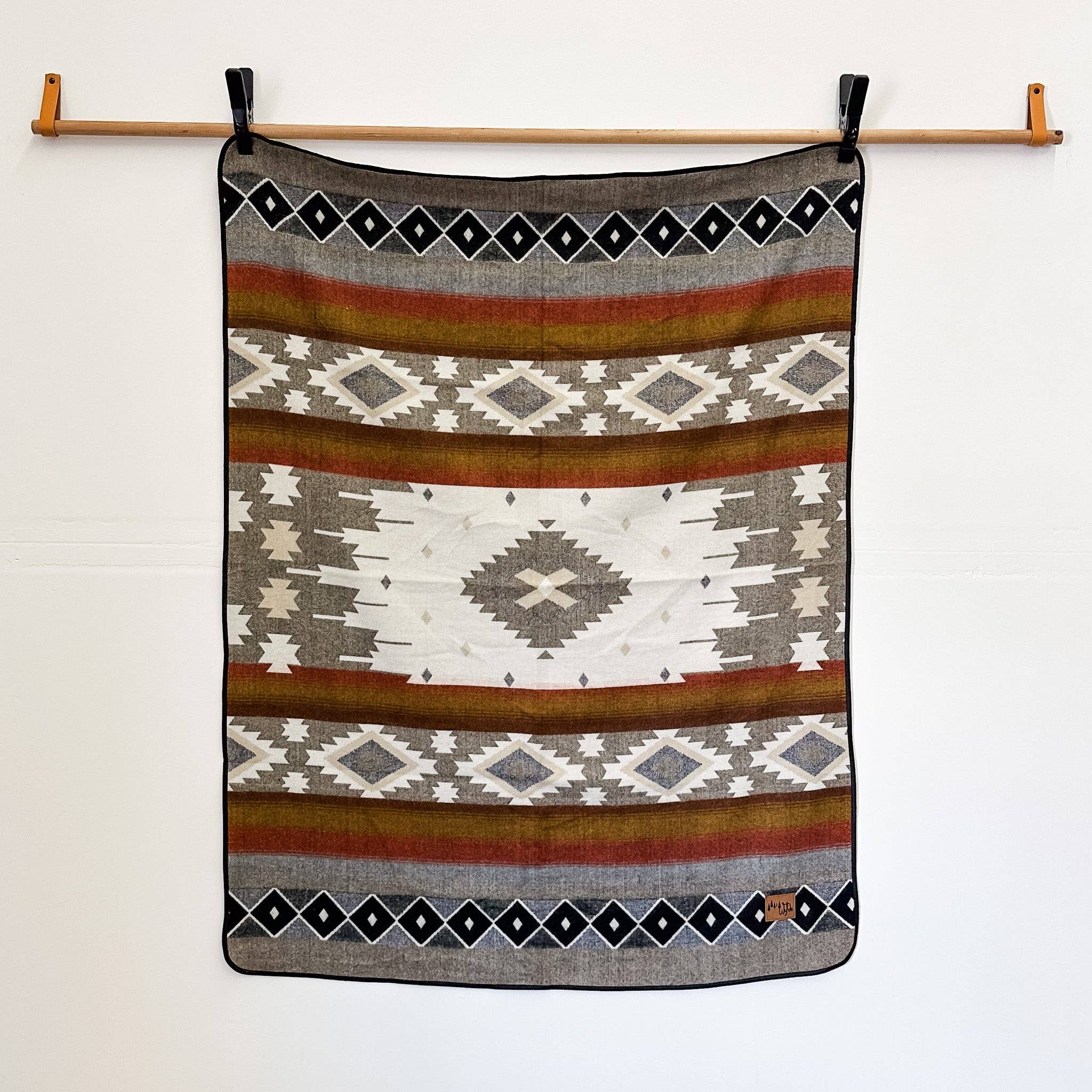 Wylde Brigade – Großhandel Überwurfdecke – Cotacachi Azteken Wende-Decke0