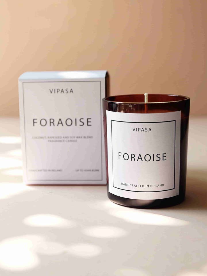 Foraoise : bougie irlandaise essentielle aux notes boisées pour la vente par Vipasa