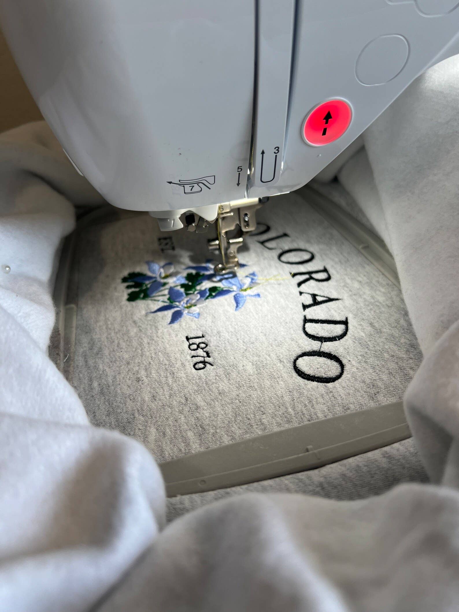 Poppy Bloem – Engroshandel Sweatshirt - Unisex – Colorado State Blomst Broderet Sweatshirt: Blå Columbine5