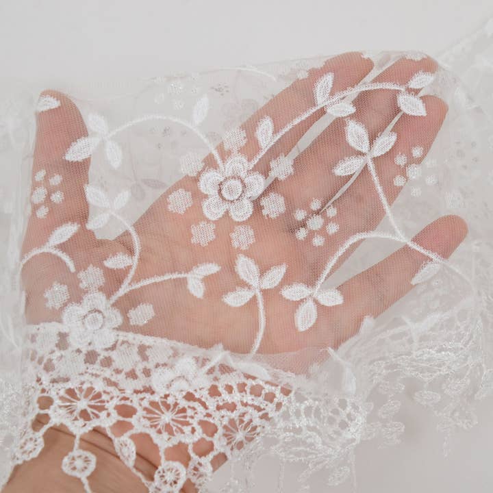 AK Brand - Vendita all'ingrosso Sciarpa - Donna - Scialle triangolare con frange floreali in pizzo leggero15