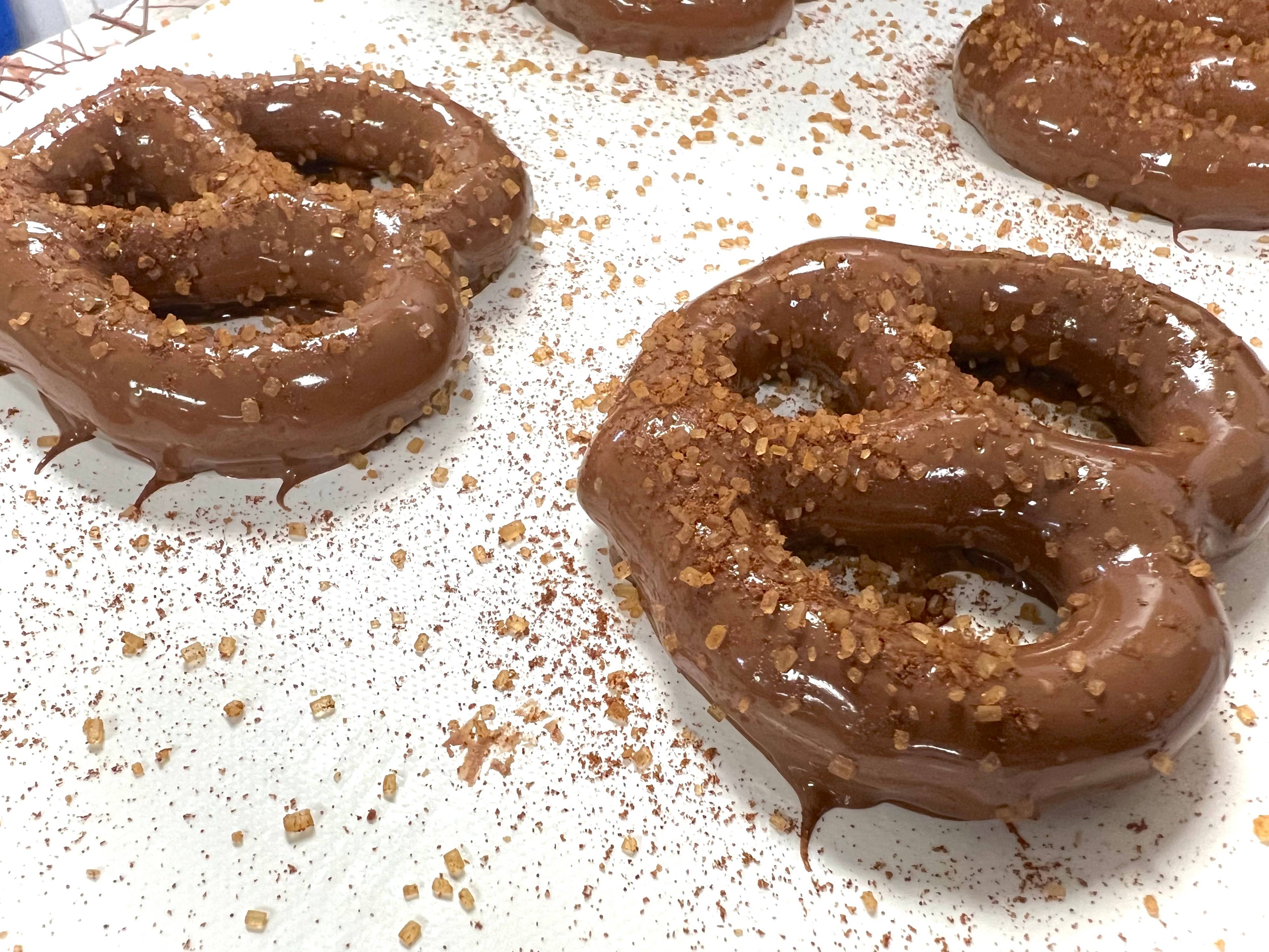 O'Shea's Candies Sweet Shop - Wholesale Pretzels - 2PK NEW Cinnamon Sugar Milk Choc. Pennsylvania Pretzels 🥨4