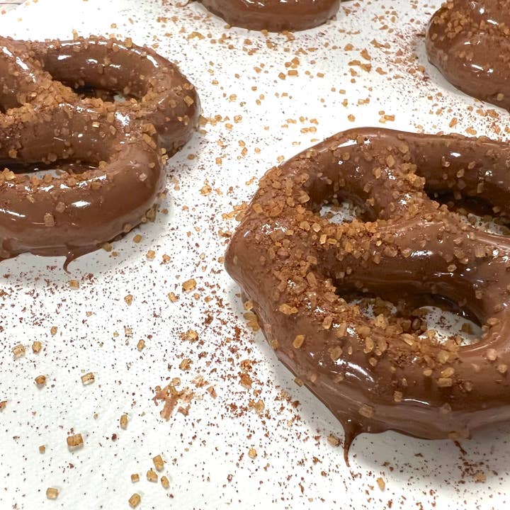 O'Shea's Candies Sweet Shop - Wholesale Pretzels - 2PK NEW Cinnamon Sugar Milk Choc. Pennsylvania Pretzels 🥨4