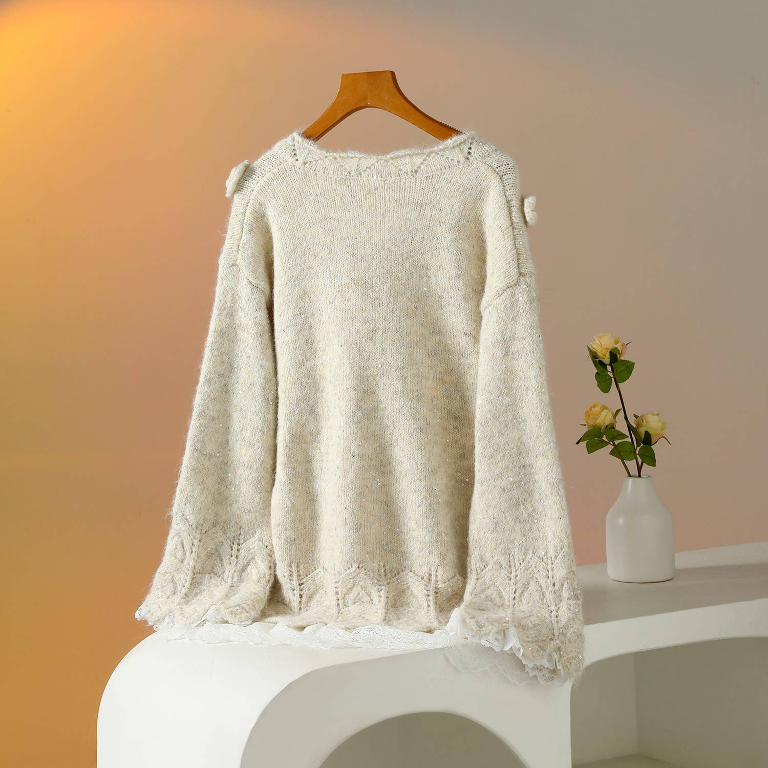 PEACH ACCESSORIES – wholesale Pullovertröja - Dam – Vintage creamfärgad tröja med delikata blomdetaljer SK1762