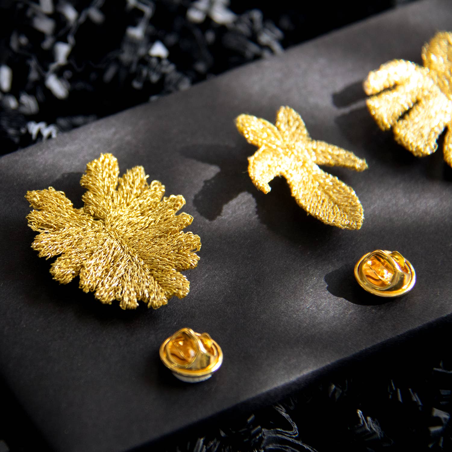 Botanopia - gifts , decor and cards for plant lovers - Venta al por mayor Broches - Broches bordados dorados - 3 hojas tropicales (Aroides)8