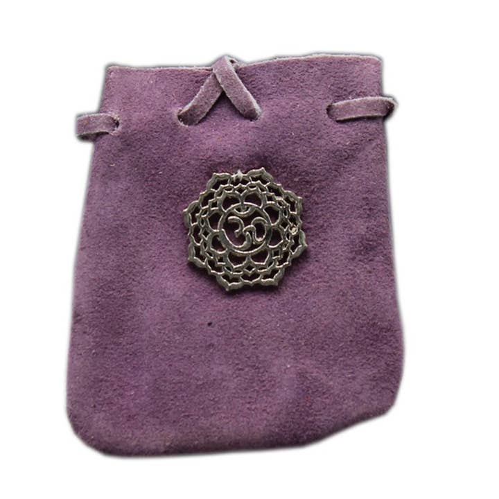Pochette en daim violet avec symbole Chakra 3.25x2.75" pour la vente par Green Tree