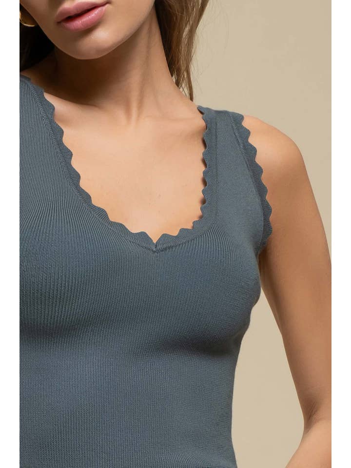 The Workshop Studio – wholesale Stickad topp - Dam – ÄRMLÖS TRÖJA MED KAMMUSSLINGSKANT STICKAD CROP TOP3