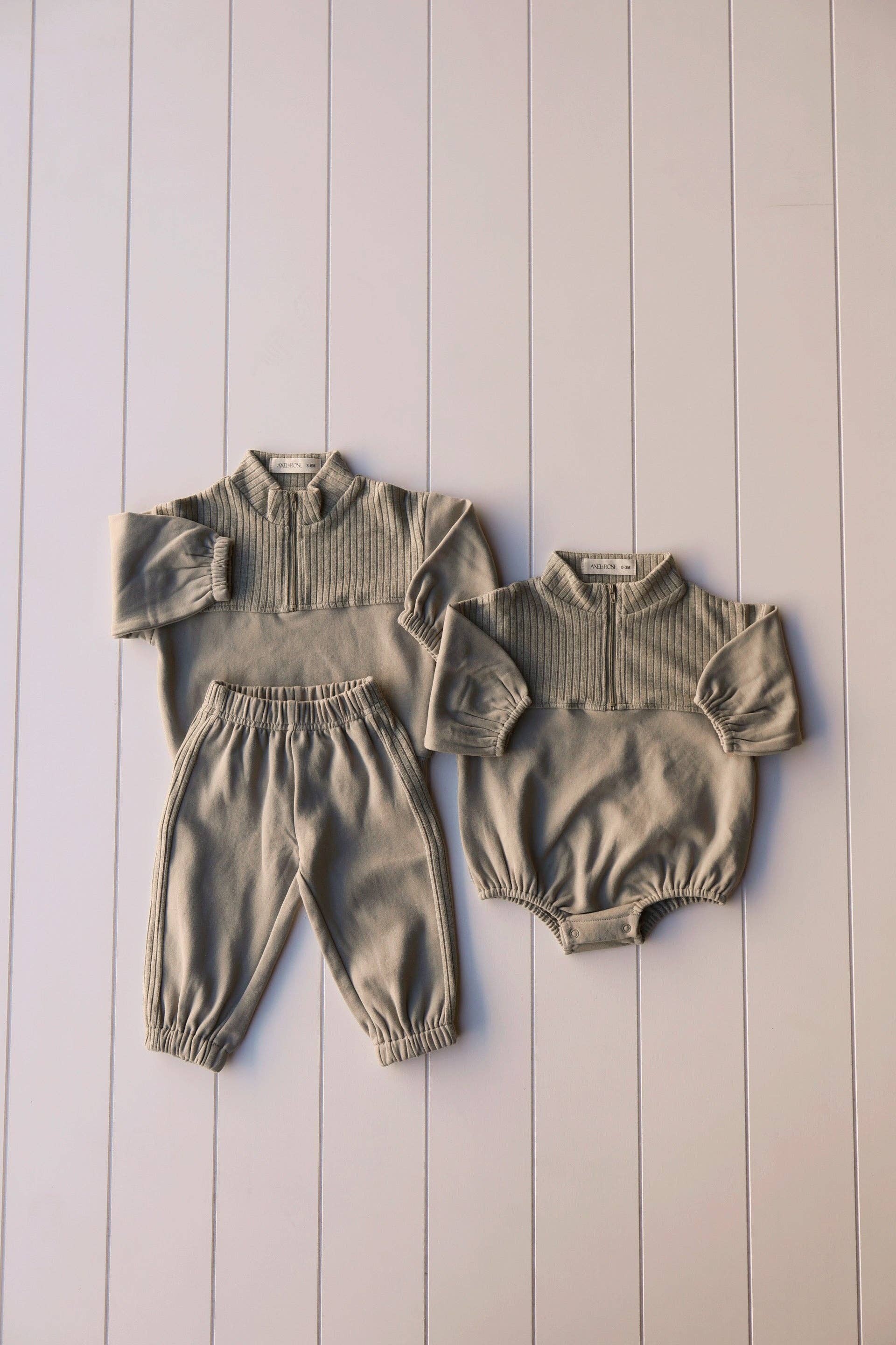 Axel & Rose – Großhandel Oberteil-&-Hosen-Set – Baby – Viertelreißverschluss-Sweat-Set4