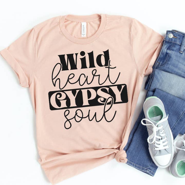 T-shirt Wild Heart Gypsy Soul - Bella Canvas pour la vente par Printliss