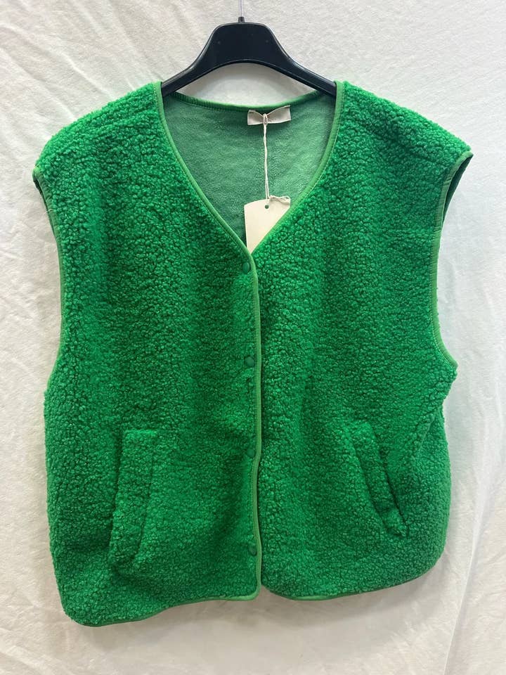 Mimi & Gogo - Wholesale Outerwear Vest - Women's - Buttoned Fleece Vest @3192_GiletMoumoute8