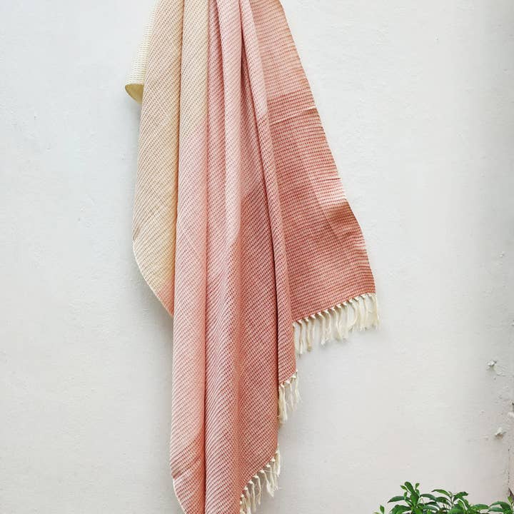 Jeté en peigne miel pour la vente par Sasha