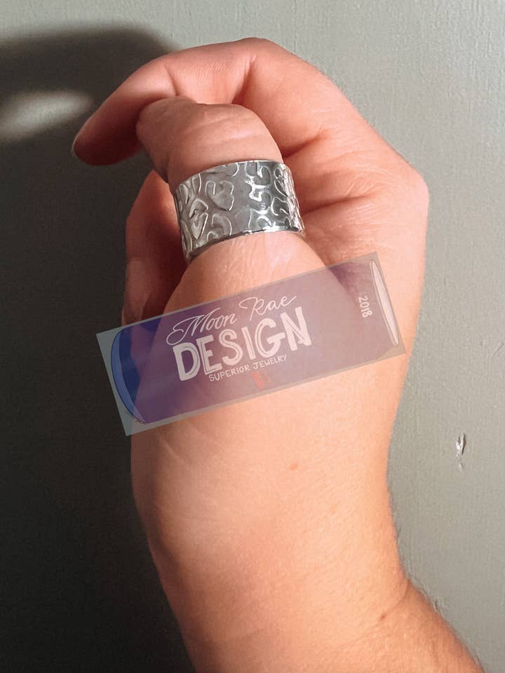 Ring met cheetah-reliëf voor wholesale door Moon Rae Design Co