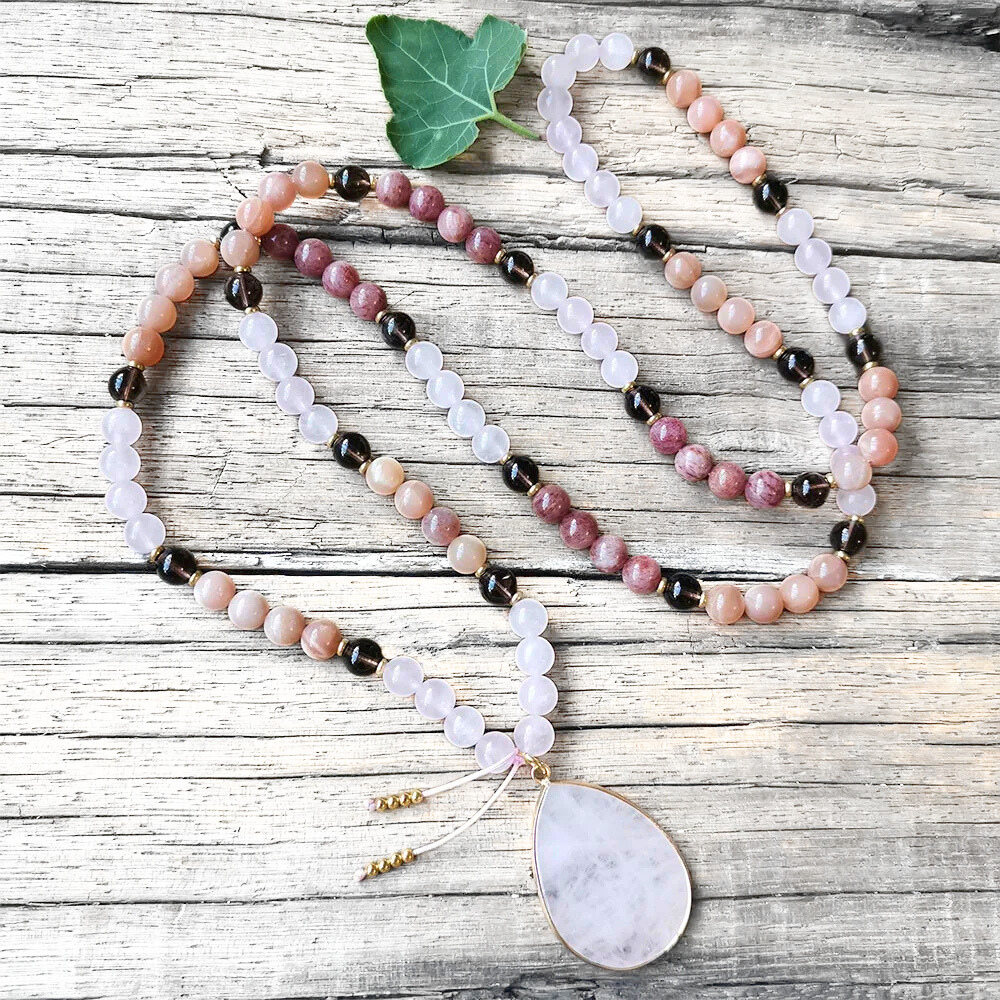 Harmony Mala – Großhandel Kette mit Anhänger/Charm – Rosenquarz, Sonnenstein, Erdbeerquarz & Rauchquarz Mala Halskette – Emotionale Balance & Innere Stärke5
