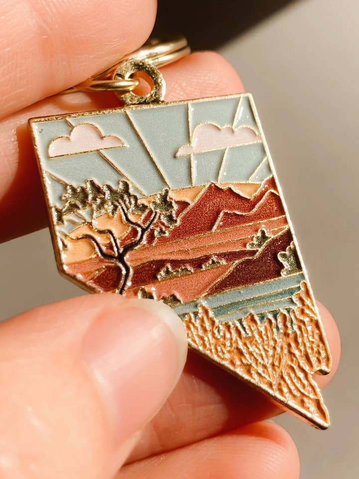 Portachiavi in smalto Nevada per la vendita all'ingrosso da parte di Summer Stokes