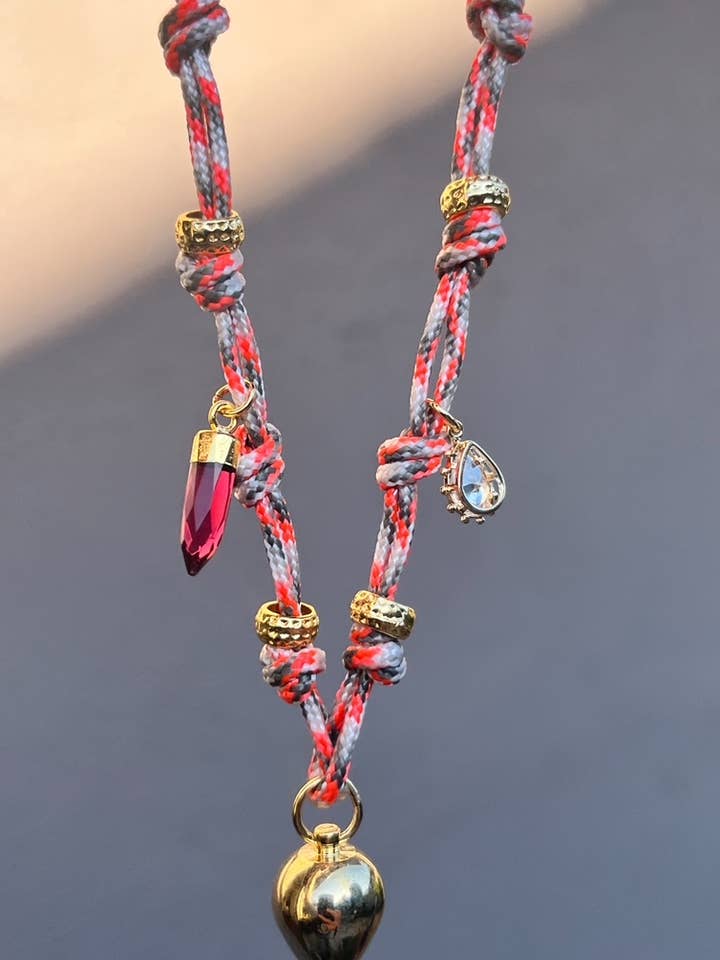 Collana con cordoncino a pendolo per la vendita all'ingrosso da parte di Heather Kahn