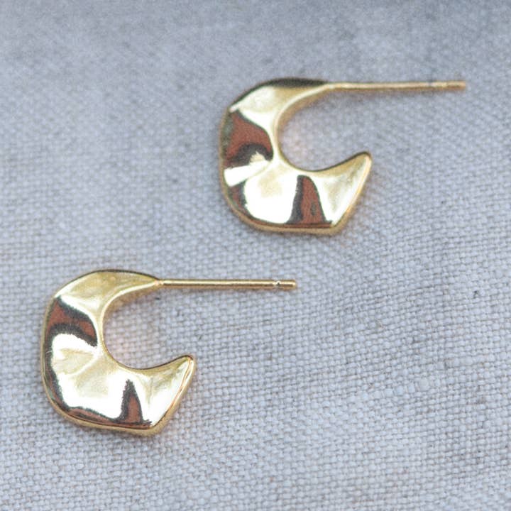 Goldie Jewelry – Engroshandel Huggie-øreringe – FLUIDITY HUGGIE bøjler0